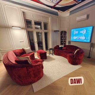 ✨ Ručně vázaný koberec Dawi – jedinečný kousek s plastickým vzorem, který dodá interiéru hloubku a eleganci. Tkaný...