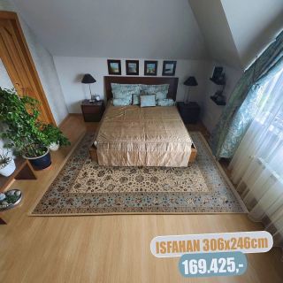 Ručně vázaný koberec Isfahan – mistrovský kousek z jemné vlny a hedvábí, který si zamiluje každý interiér. Pochází z...