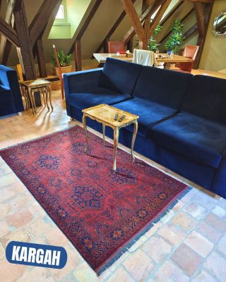 Koberec Kargah. Tradiční červený koberec s výraznými geometrickými vzory, ručně vázaný z kvalitní místní vlny na severu...